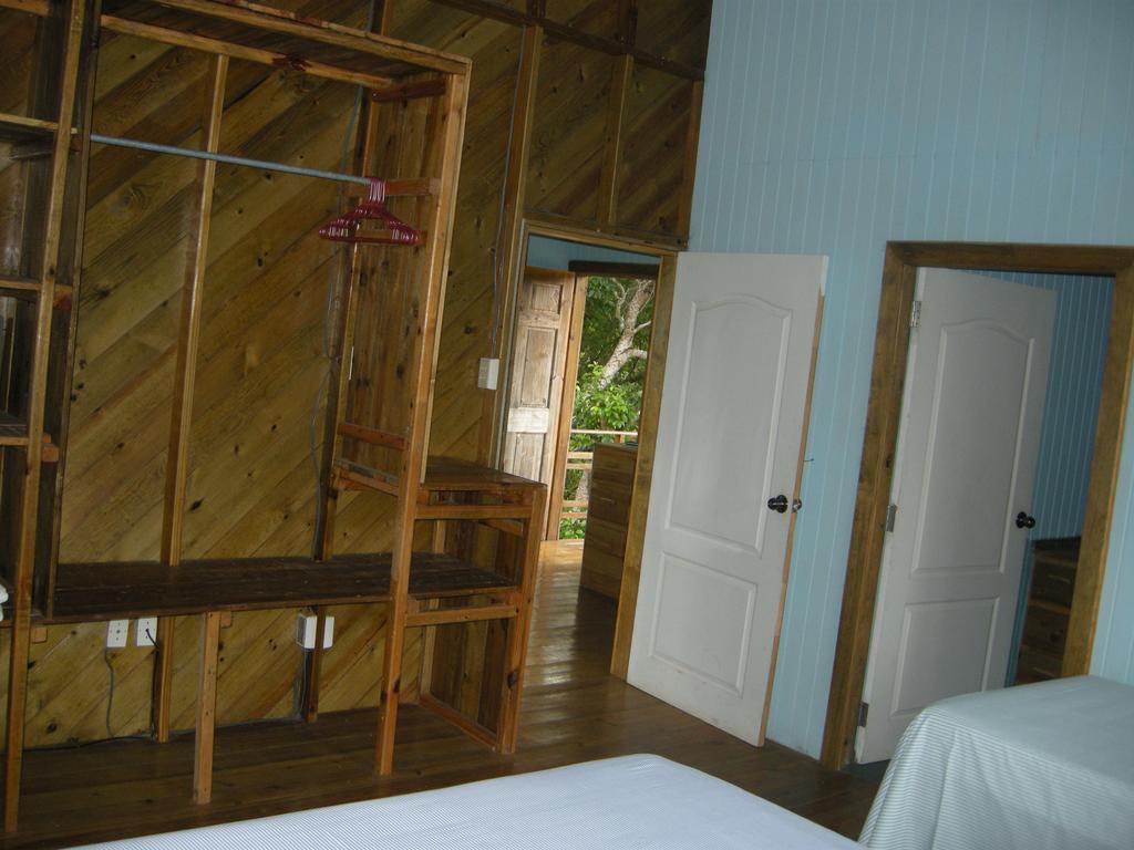 Apartments Chez Milady Utila Bagian luar foto