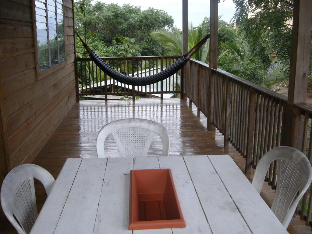Apartments Chez Milady Utila Bagian luar foto