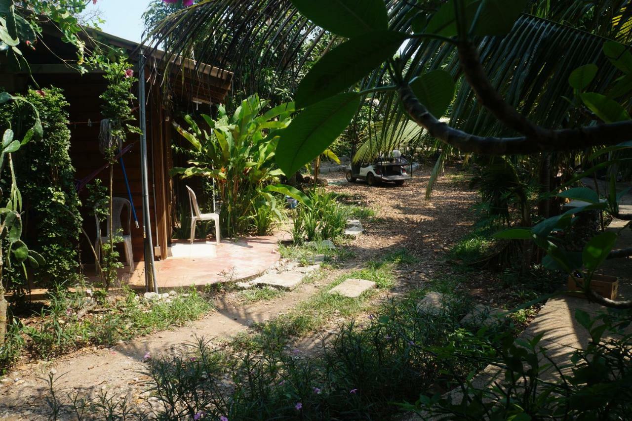 Apartments Chez Milady Utila Bagian luar foto