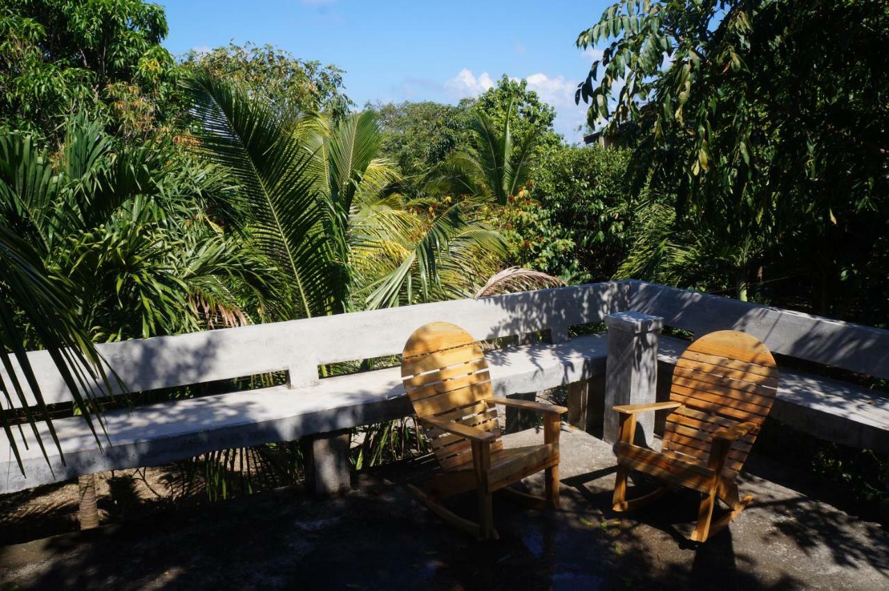Apartments Chez Milady Utila Bagian luar foto